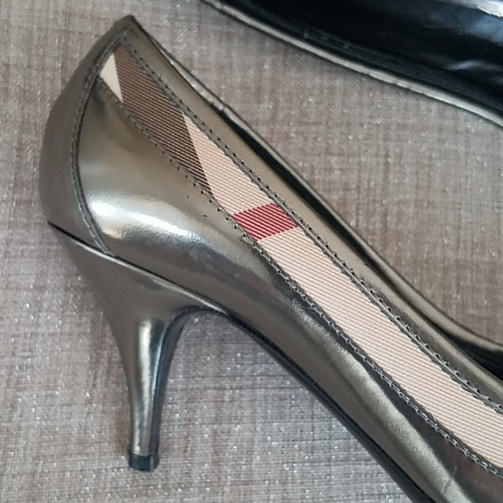 Burberry Made in Italy Iconic Print Pumps - Picture 3 of 11